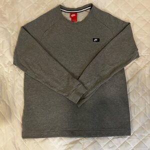 Nike Men's Charcoal Crewneck shirt.mt054